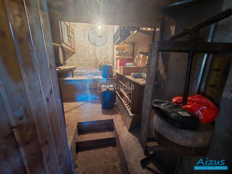 Foto a5bcf6d4-b547-4c9f-96c9-f42f7fa818a1. Casa amb xemeneia a Corbera de Llobregat