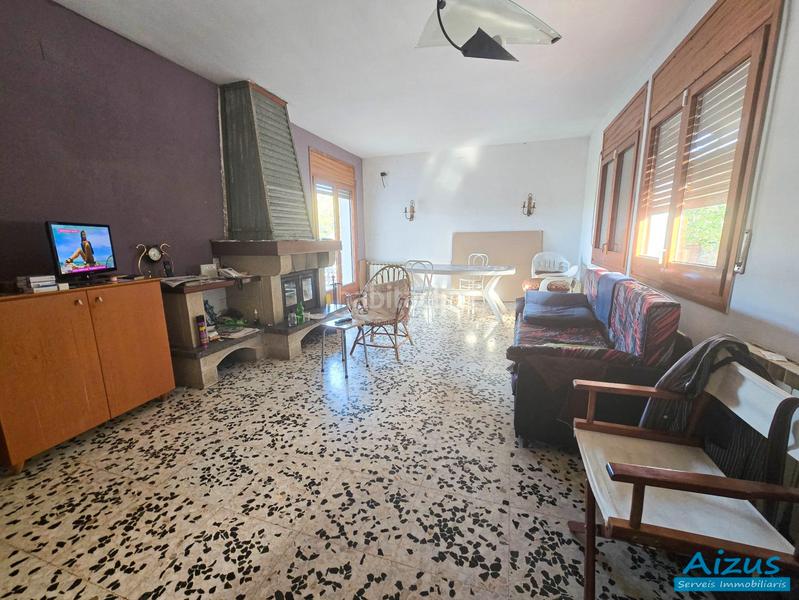 Foto bf8b7f5f-d06b-46a4-915f-de726d3e24b3. Casa amb xemeneia a Corbera de Llobregat