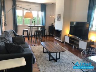 Casa a Els Avets-Can Serrafossà-Ximelis. Casa esquinera con piscina muy acogedora y soleada en la urbaniz