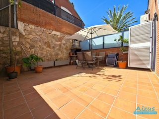 Maison jumelée à Santa Perpètua de Mogoda. Acogedora casa adosada con local y garaje