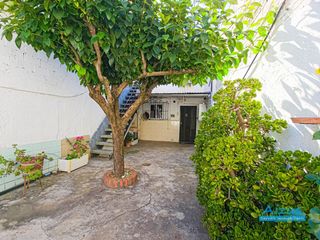 Casa a Can Clos-Pinetons. Casa en venta con gran patio de 94 m², zona can clos pinetons de