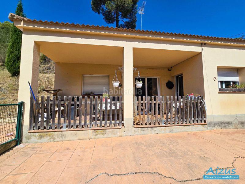 Foto 48a68f4c-4cec-4680-9082-639fea81745d. Casa amb xemeneia aparcament a Santa Susanna
