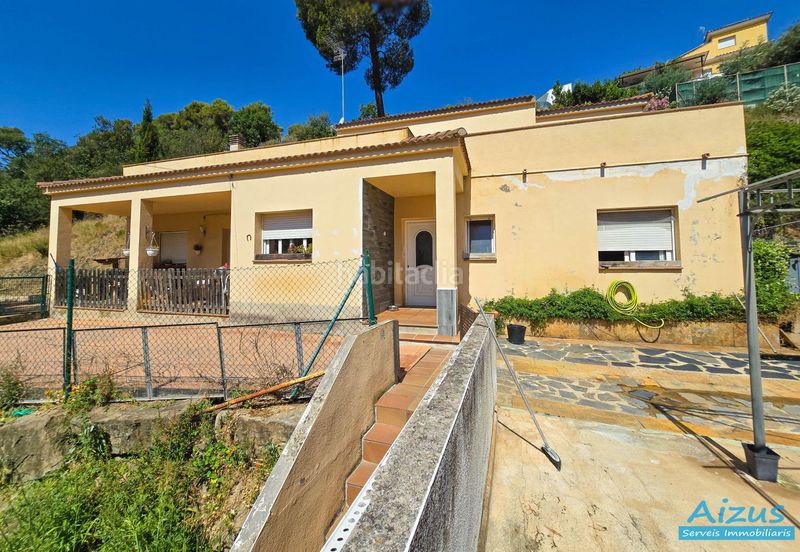 Foto 7e9fc06c-15c7-46b4-889d-7e26a00b8e41. Casa amb xemeneia aparcament a Santa Susanna