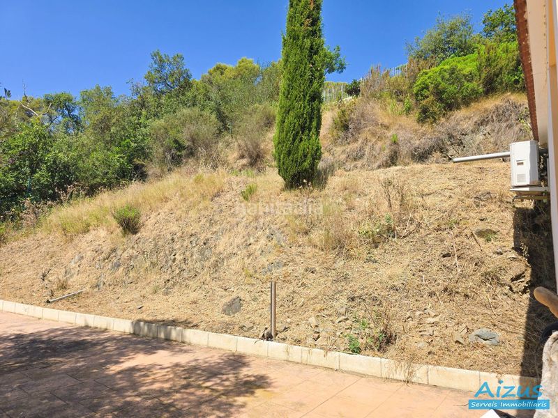 Foto 7f8fdfd8-d6b9-44c0-9f6e-1cee5465c5a2. Casa amb xemeneia aparcament a Santa Susanna