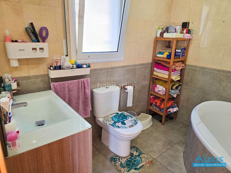 Foto b8fa57bb-db05-4909-8f1d-9c2bf0b4e22c. Casa amb xemeneia aparcament a Santa Susanna
