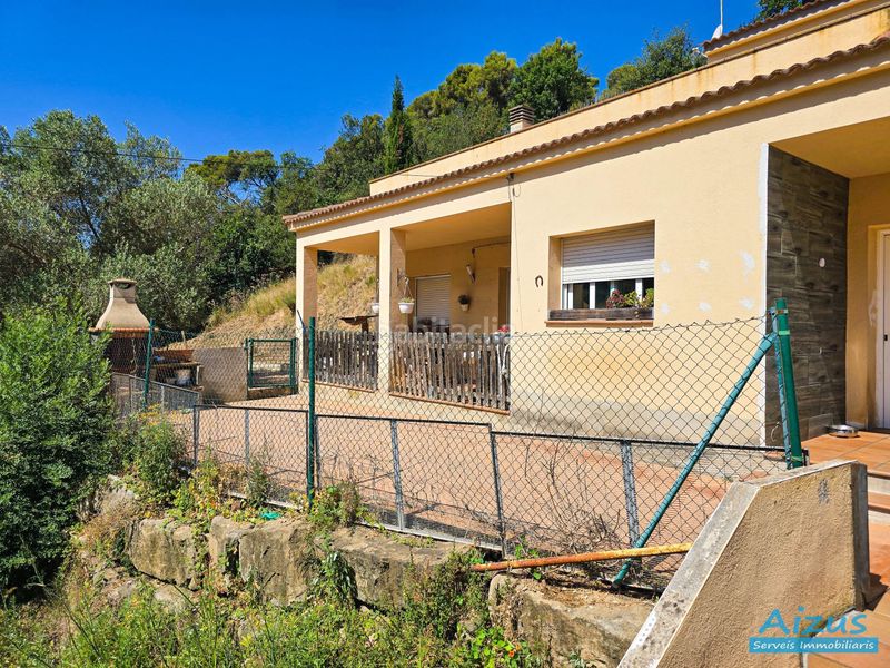Foto c8558971-bc75-45ad-b58c-f25e9f37bd0b. Casa amb xemeneia aparcament a Santa Susanna