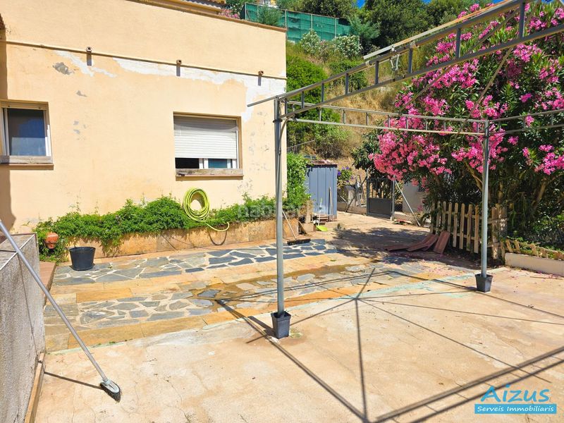 Foto d165255e-e60d-4740-a3a0-61146727d0e3. Casa amb xemeneia aparcament a Santa Susanna