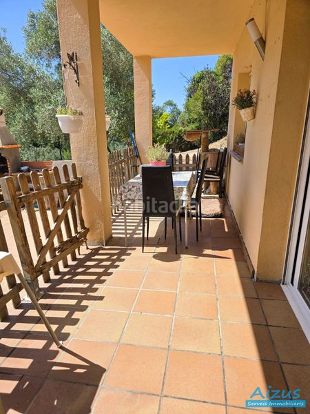 Foto ecd8c215-0eba-4c19-8895-6bf98a262159. Casa amb xemeneia aparcament a Santa Susanna