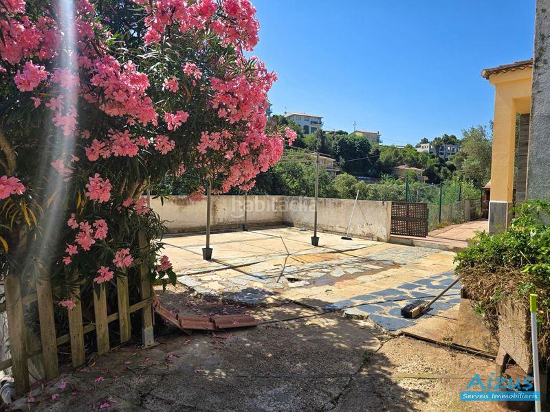 Foto fb3c2c82-7602-4562-a967-c1c53e92d00f. Casa amb xemeneia aparcament a Santa Susanna