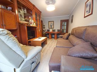 Flat in Ajuntament-Maragall. Piso en venta con contrato de alquiler en vigor