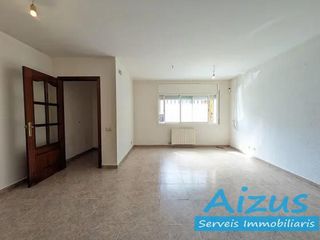 Reihenhaus in Castellet i la Gornal. Casa en venta en el centro de castellet i la gornal con dos terr