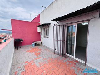 Dachwohnung in Ajuntament-Maragall. Ático con terraza y ascensor para reformar a su gusto