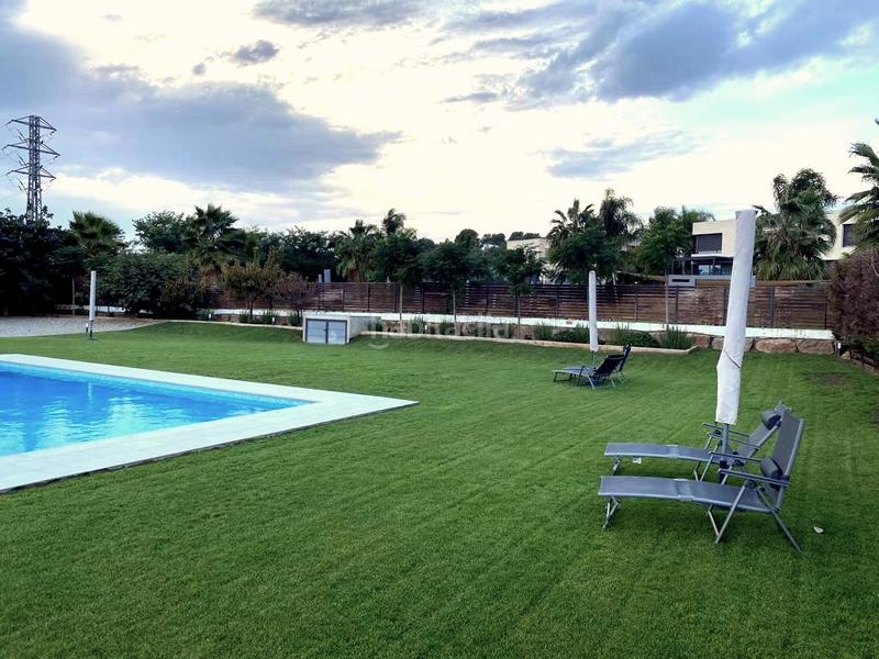 Foto 912d8771-ba84-4aed-8d90-12f0611742de. Doppelhaus mit kamin heizung parking pool in Can Quirze Mataró