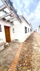 Casa en Carretera de Sevilla - Los Montitos. Se vende propiedad con dos viviendas y nave industrial en villaf