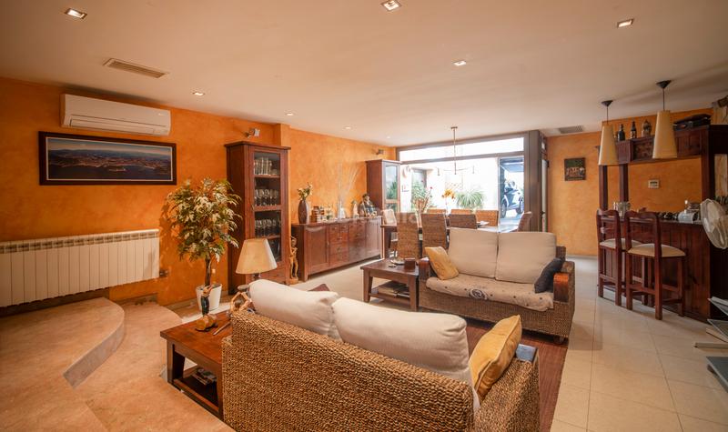 Foto e71be2d9-0f0e-4f25-9348-56d762da7245. Casa ocasión única de vivienda y negocio en venta en Puigdàlber