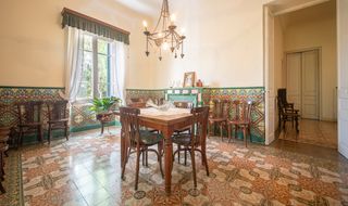 Casa  Carrer de les eres. Finca señorial noucentista con gran terreno en la llacuna