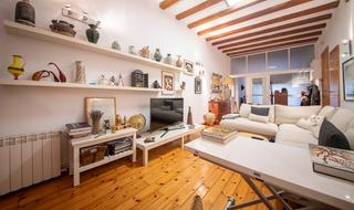 Piso en Carrer de joaquín costa 59. Un oasis con terraza en el centro histórico de barcelona