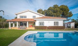 Maison dans Mediona. Casa con piscina en venta en mediona