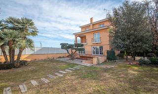 Xalet a Olèrdola. Encantadora casa elegante con jardín en el corazón de moja