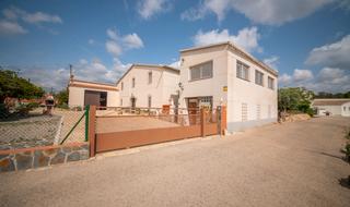Casa en Cami cal margarit 45. Masía del siglo xix con gran terreno y equipamiento rural en la