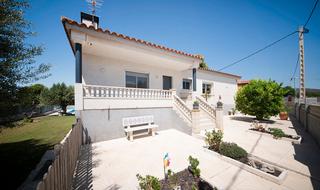 Casa  Carrer garrofers. Casa en planta única con piscina y pista de tenis en priorat de