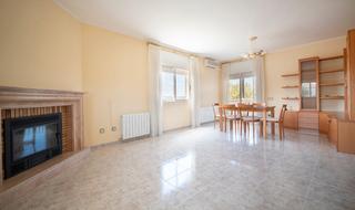 Maison  Carrer garrofers. Casa en planta única con piscina y pista de tenis en priorat de