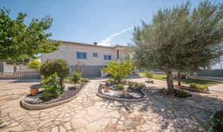 Casa  Carrer garrofers. Casa en planta única con piscina y pista de tenis en priorat de