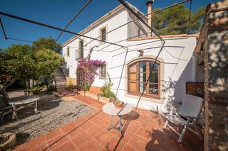 Casa  Carrer l'avella. Una masía con alma, entre mar y montaña