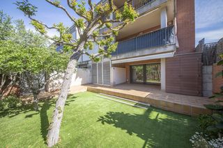Pis  Carrer de po mestre. Planta baja con gran jardín privado y piscina comunitaria