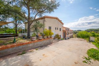 Casa en Sant Quintí de Mediona. Complejo rural con 7.000 m2 y gran almácen multifuncional