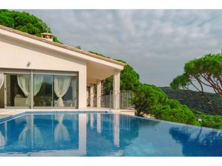 Casa  Roger. Propiedad exclusiva en venta en punta brava