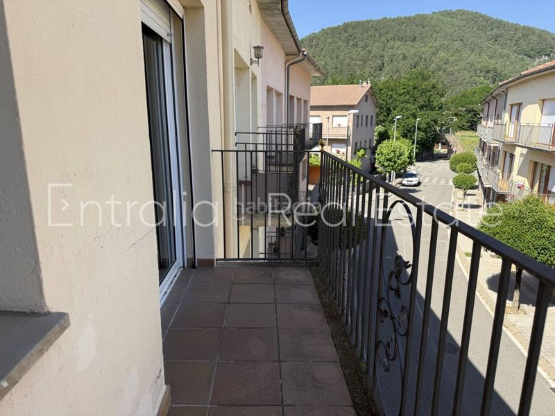 Foto 399765ee-4824-45a5-85e1-b8cc2b528b34. Casa adossada amb calefacció aparcament a Campdevànol