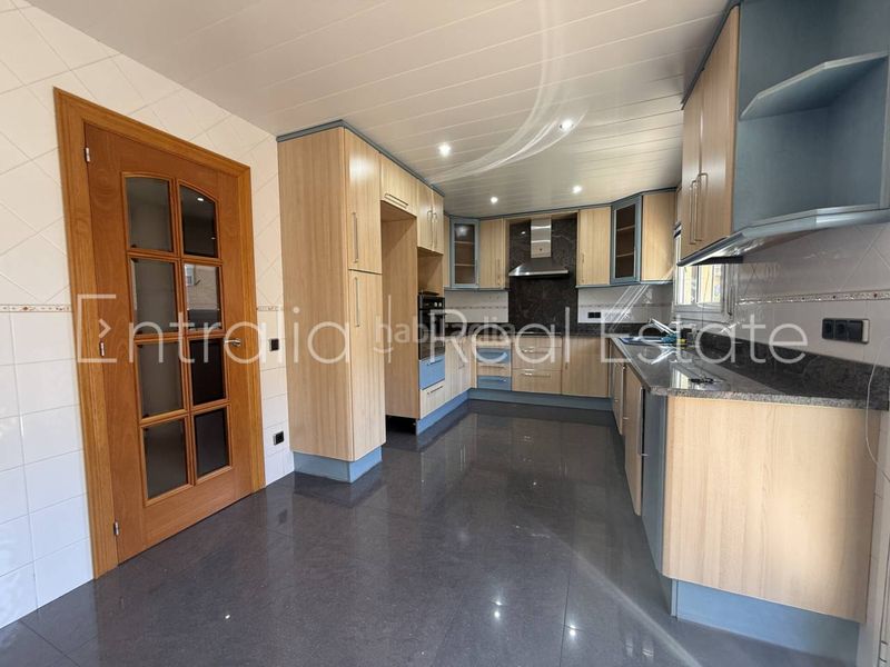 Foto dbd230c6-e765-4196-878b-46129e2f3e36. Casa adossada amb calefacció aparcament a Campdevànol