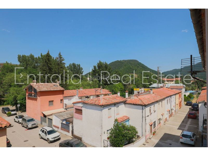 Foto 0a99ce5b-b498-40a1-a86a-2bd83766d2c0. Casa adossada amb aparcament a Ripoll