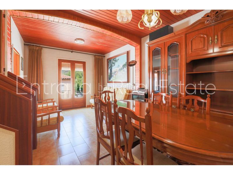 Foto c4e3f559-d6cf-441c-a5e3-a4e4b65ccf88. Casa adossada amb aparcament a Ripoll