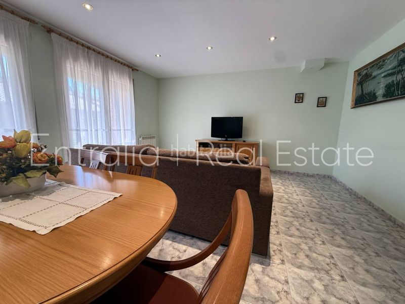 Foto 5261860f-39ee-4d99-9f7c-036c36de2247. Casa adossada amb aparcament a Campdevànol