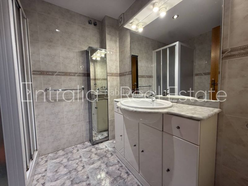 Foto e957bd13-4397-4846-a2b2-61f450ebf65e. Casa adossada amb aparcament a Campdevànol