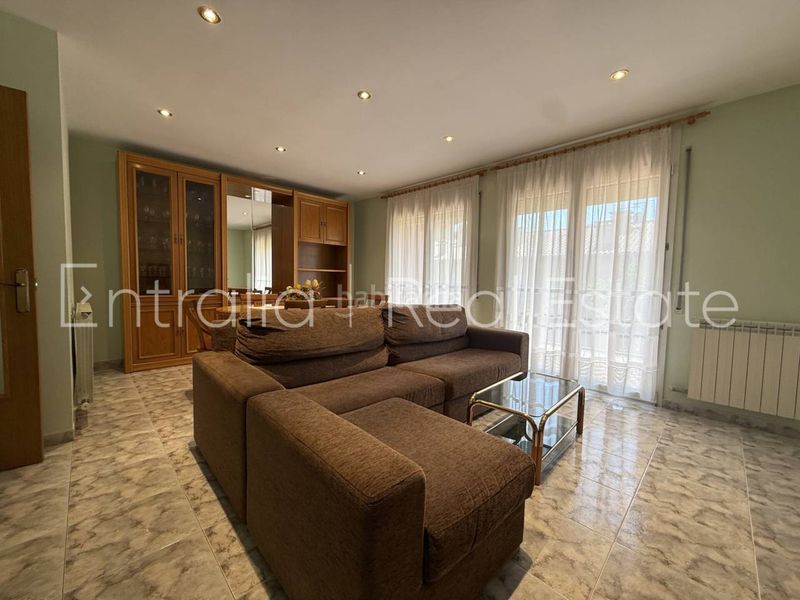 Foto f47bf0ea-5932-4184-ac7a-a7996bdcea6f. Casa adossada amb aparcament a Campdevànol
