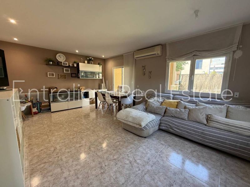 Foto af503a13-3c13-49e7-86fb-be766db8494b. Casa aparellada amb calefacció aparcament a Vilablareix