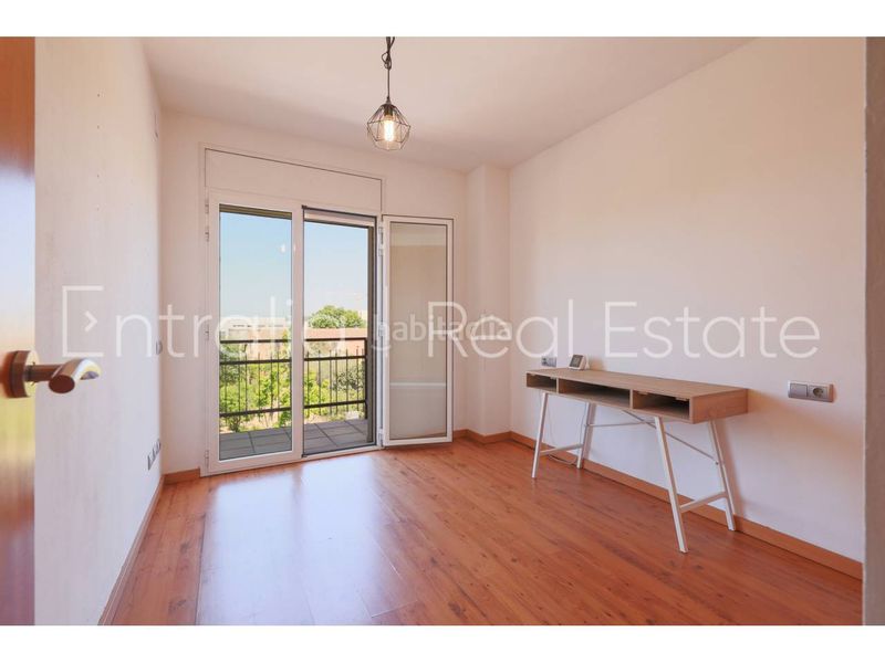 Foto b17cdd0a-b61e-4c8c-a711-146e5c196bc6. Casa adossada amb calefacció aparcament a Celrà