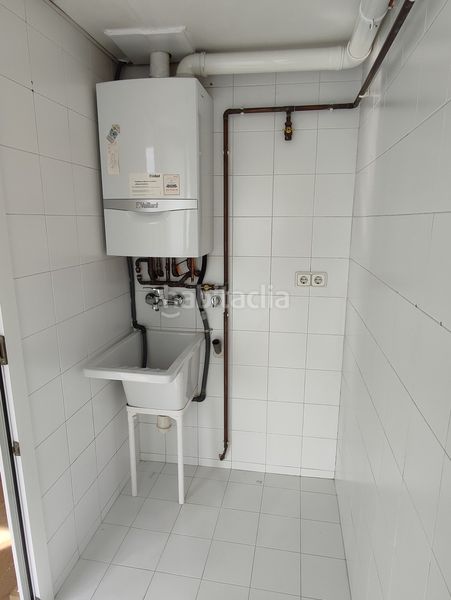 Foto 1f76e180-4421-4e86-89ca-96acd039d23a. Rent duplex with heating parking in Eixample Sud-Migdia Girona