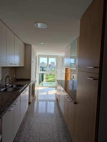 Foto 915afe44-efd5-427d-b0ab-7c137d38cf2f. Rent duplex with heating parking in Eixample Sud-Migdia Girona
