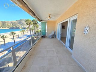 Pis  Passeig de les estreles. Espectacular vivienda en venta en primera línea de la playa  del