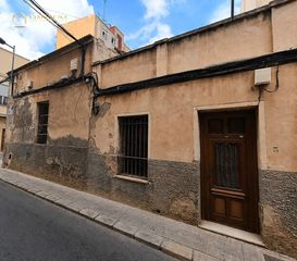 Casa  Calle sant sebastià. Oportunidad de vivienda de 5 dormitorios en crevillente
