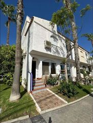 Casa adossada  Avenida del carabasí. Inmejorable vivienda en venta de 3 dormitorios en gran alacant