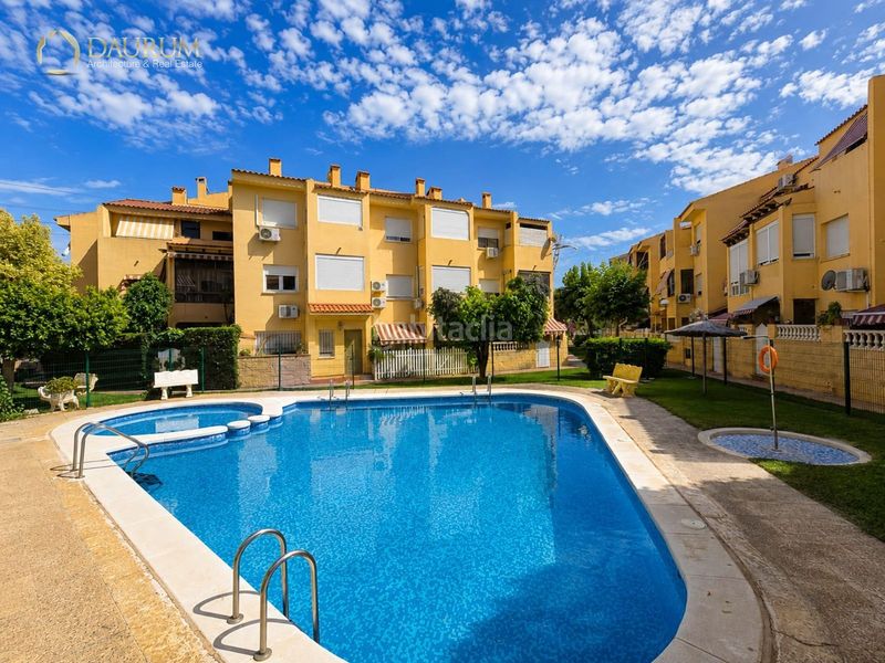 Foto bd0ee538-aabd-4aa0-92eb-b99573e2f7bc. Casa adossada amb aparcament piscina a Villamontes-Boqueres Sant Vicent del Raspeig