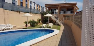 Chalet à Camí de l'om blanc 57. Vivienda unifamiliar de dos plantas, comunicada con ascensor. zo