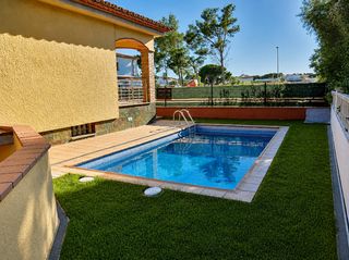 Casa a Riells. Venta de casa de lujo en la escala a 500 metros de la playa