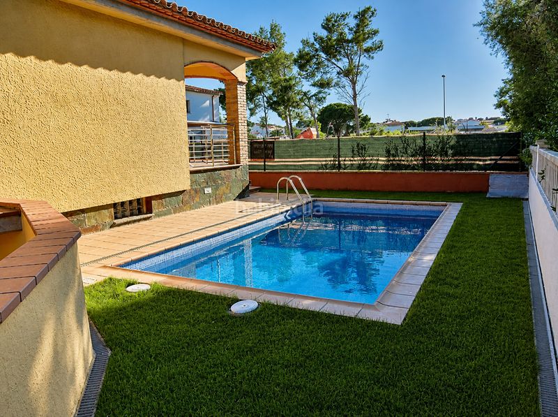Foto 80b078b3-45a2-439d-a4ee-a350a5773810. Casa amb calefacció aparcament piscina a Riells Escala (L´)