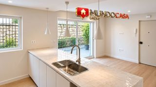 Piso en Centre-Barri Vell. Piso totalmente reformado a estrenar con terraza privada en el b